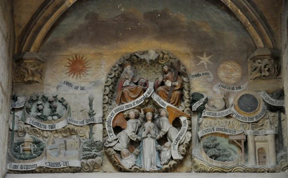 Au–dessus de la Dormition : l'Assomption entourée de quatorže attributs bibliques de la Vierge