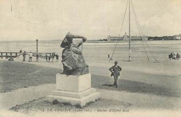 CPA FRANCE 44" Le Croisic, La Statue d'Hervé Riel"